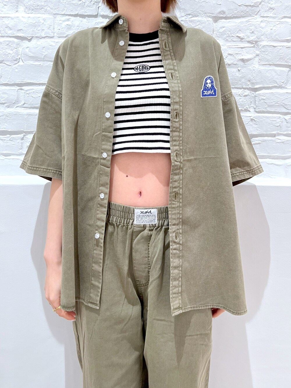 グリーン系のその他パンツ、その他のタンクトップ、グリーン系のシャツ/ブラウスを着用したレディースの春コーディネートの3枚目の写真