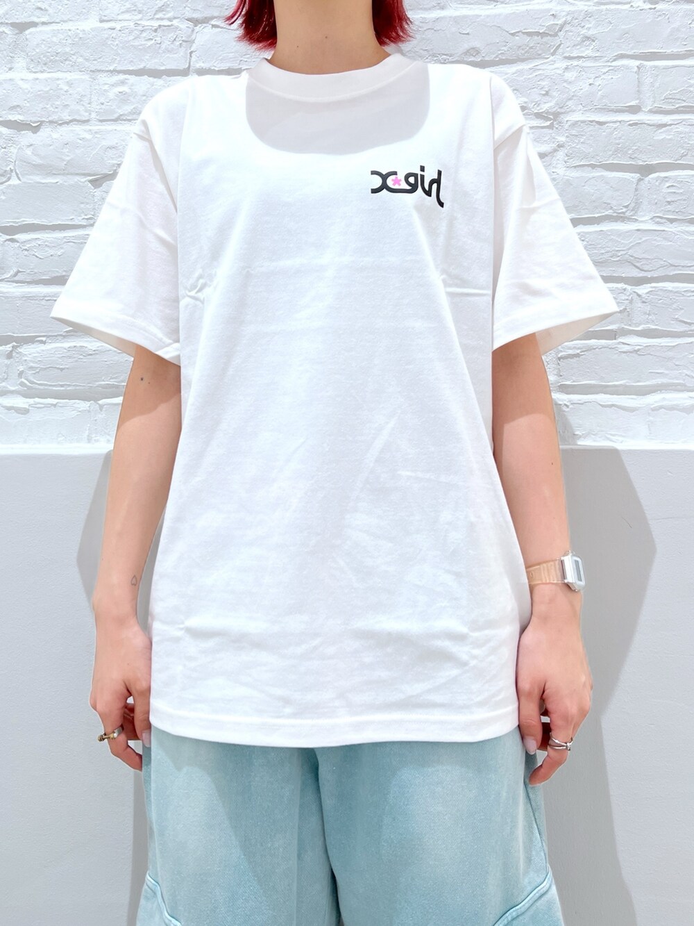 ホワイト系のTシャツ/カットソー、ブルー系のスウェットパンツ、ブラック系のキャップを着用したレディースの春コーディネートの3枚目の写真