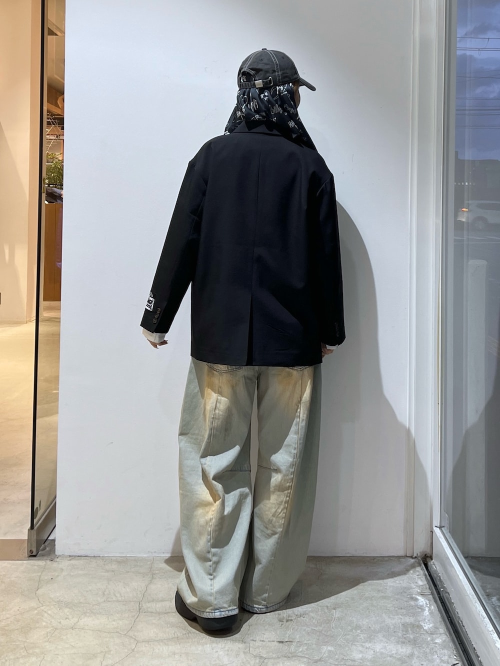 ブルー系のデニムパンツ、ホワイト系のシャツ/ブラウス、ブラック系のテーラードジャケットを着用したレディースの春コーディネートの2枚目の写真