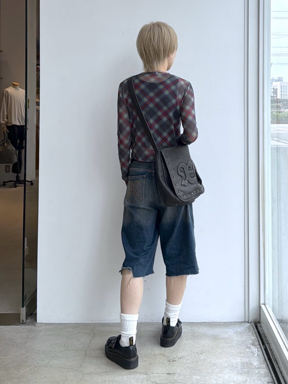 ブルー系のデニムパンツ、ブラック系のショルダーバッグ、その他のTシャツ/カットソーを着用したレディースの夏コーディネートの2枚目の写真