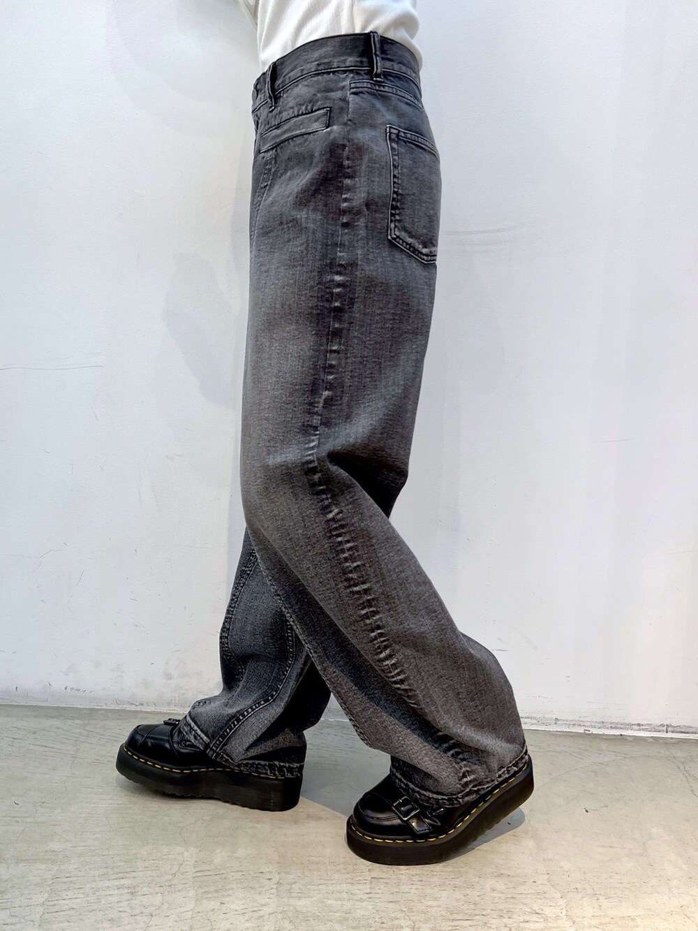 ホワイト系のTシャツ/カットソー、パープル系のショルダーバッグ、ブラック系のデニムパンツを着用したレディースの秋コーディネートの5枚目の写真