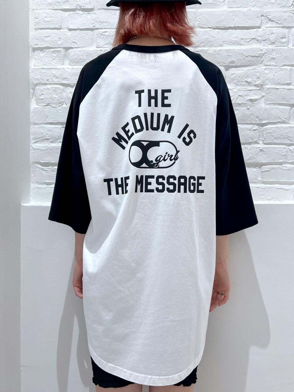 ブラック系のその他パンツ、ホワイト系のワンピース、ブラック系のハットを着用したレディースの夏コーディネートの4枚目の写真