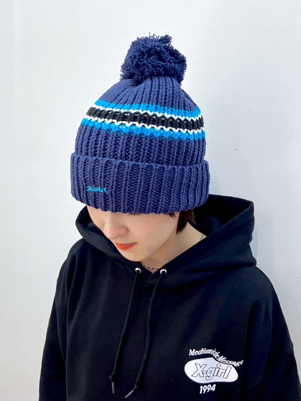 ブルー系のスウェットパンツ、ブラック系のパーカー、ブルー系のニットキャップ/ビーニーを着用したレディースの冬コーディネートの7枚目の写真