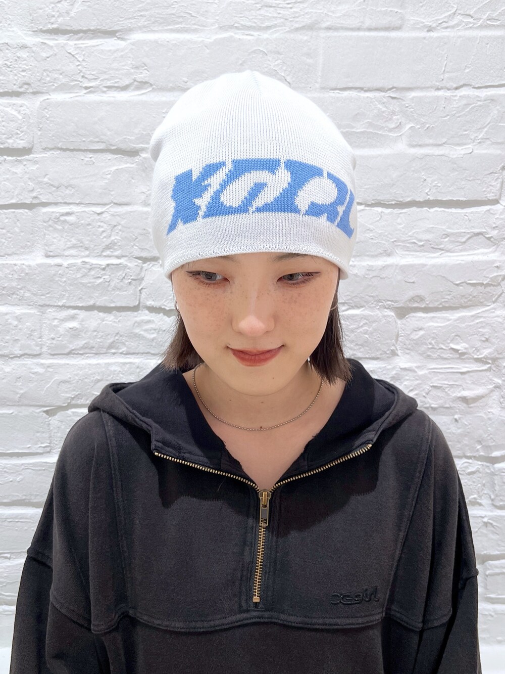 ブラック系のデニムパンツ、ブラック系のパーカー、ホワイト系のニットキャップ/ビーニーを着用したレディースの夏コーディネートの6枚目の写真