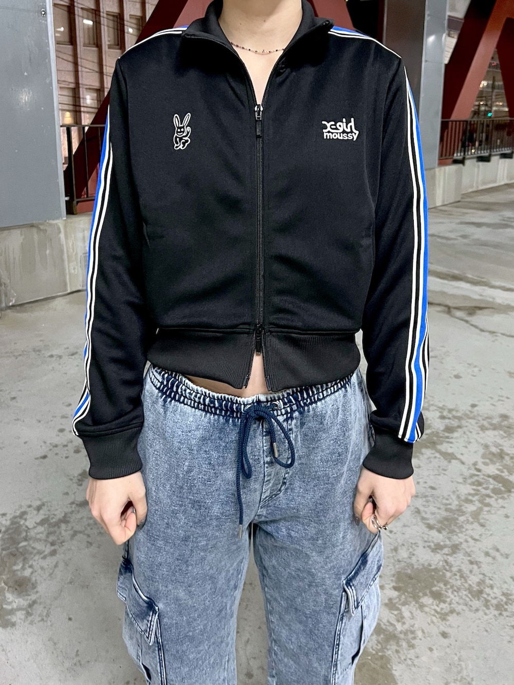 ブルー系のスウェットパンツ、グレー系のショルダーバッグを着用したレディースの冬コーディネートの3枚目の写真