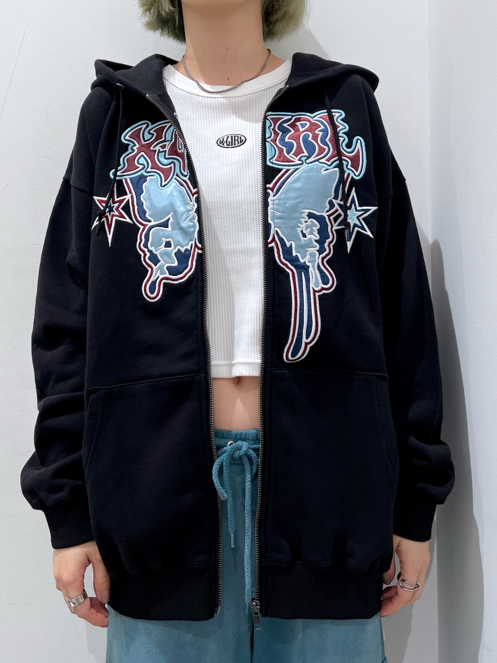 ブルー系のスウェットパンツ、ブラック系のパーカー、ホワイト系のTシャツ/カットソーを着用したレディースの秋コーディネートの3枚目の写真