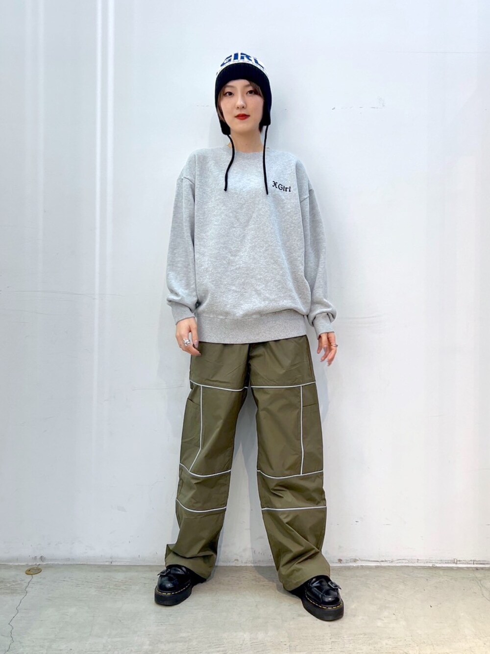 グレー系のスウェット、グリーン系のその他パンツ、ブラック系のニットキャップ/ビーニーを着用したレディースの冬コーディネートの2枚目の写真