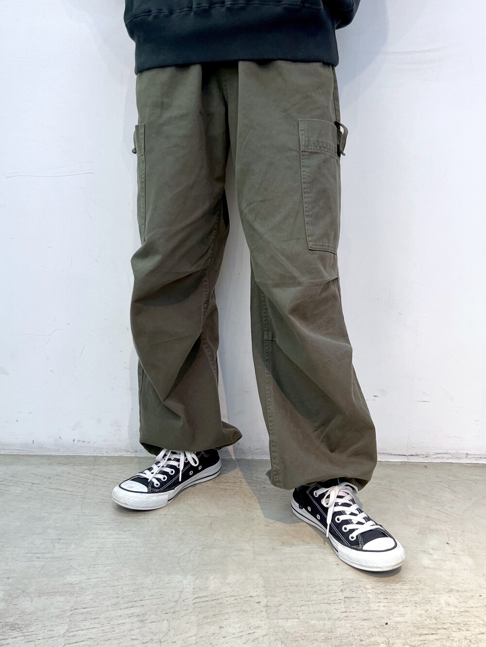 グリーン系のその他パンツ、グレー系のパーカー、ベージュ系のニットキャップ/ビーニーを着用したレディースの秋コーディネートの5枚目の写真