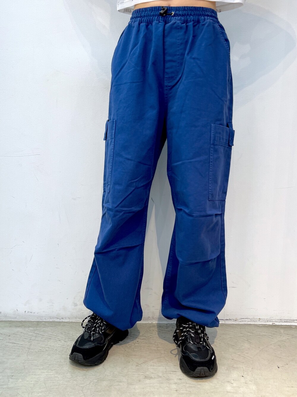 グリーン系のTシャツ/カットソー、ホワイト系のTシャツ/カットソー、ブルー系のその他パンツを着用したレディースの秋コーディネートの4枚目の写真