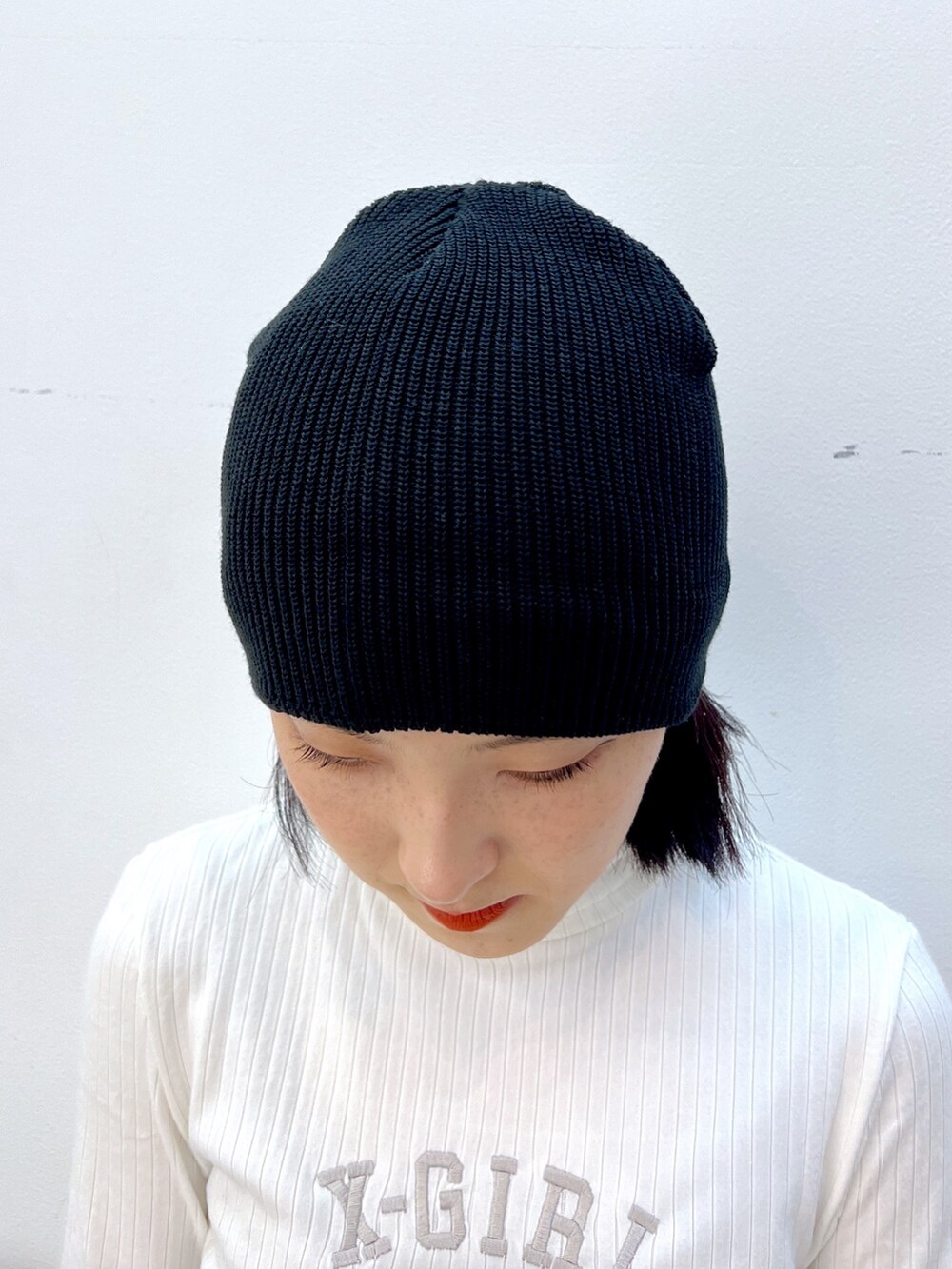 ホワイト系のTシャツ/カットソー、パープル系のショルダーバッグ、ブラック系のデニムパンツを着用したレディースの秋コーディネートの6枚目の写真