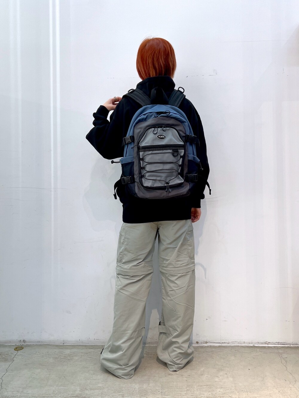 グリーン系のカーゴパンツ、グレー系のバックパック/リュックを着用したレディースの冬コーディネートの2枚目の写真