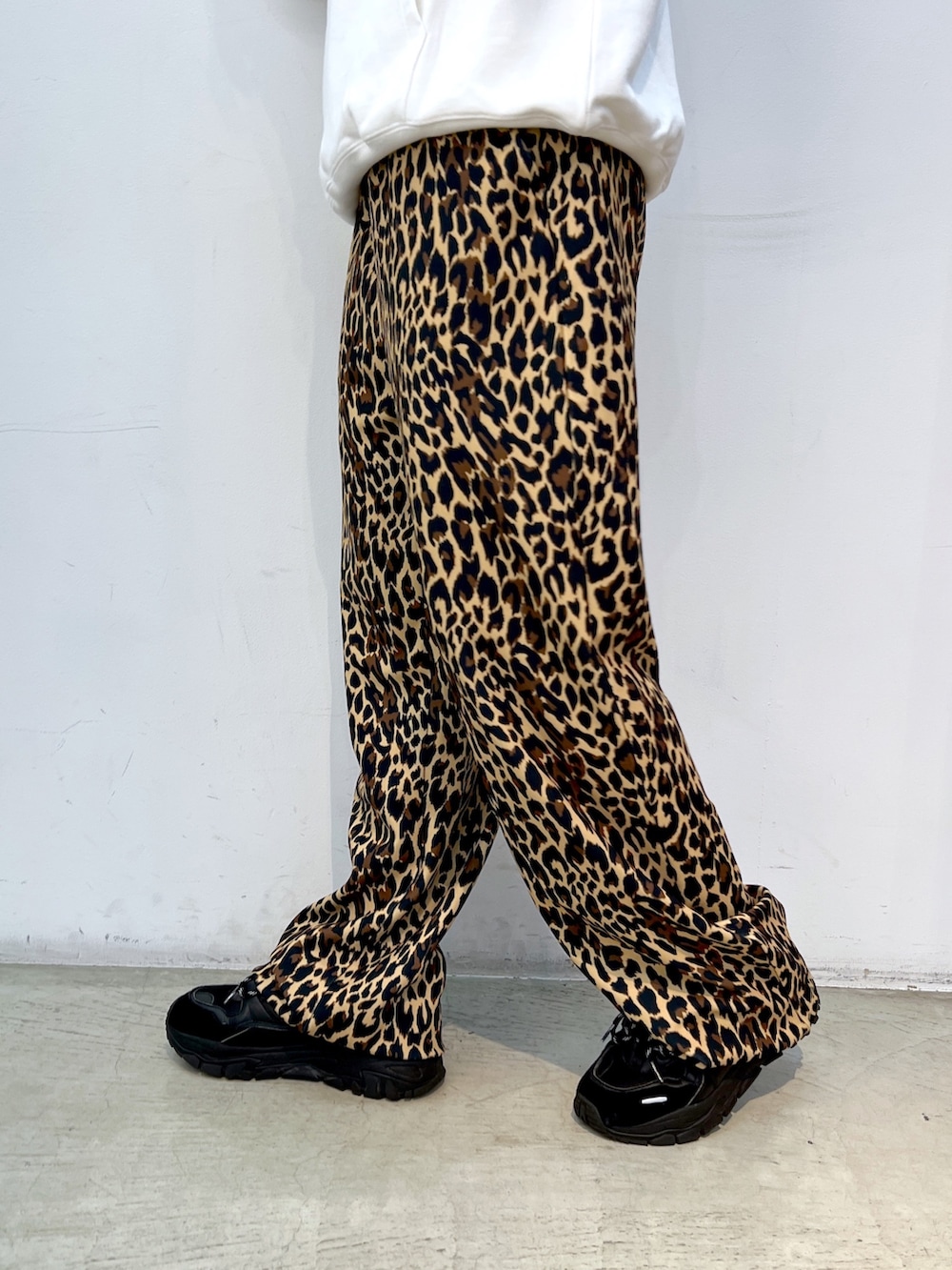 ベージュ系のその他パンツ、ホワイト系のパーカー、ブラック系のキャップを着用したレディースの秋コーディネートの5枚目の写真