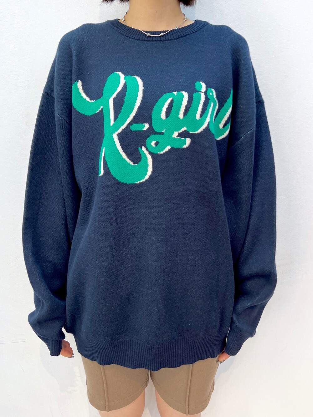 ブルー系のニット/セーター、ブラウン系のスウェットパンツ、ブラック系のニットキャップ/ビーニーを着用したレディースの秋コーディネートの3枚目の写真