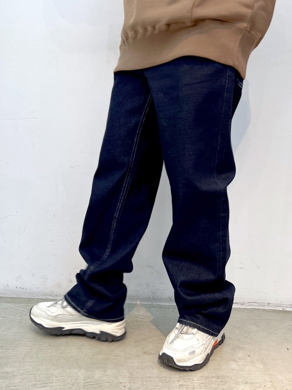 ブルー系のデニムパンツ、ブラウン系のパーカー、その他のニットキャップ/ビーニーを着用したレディースの秋コーディネートの5枚目の写真