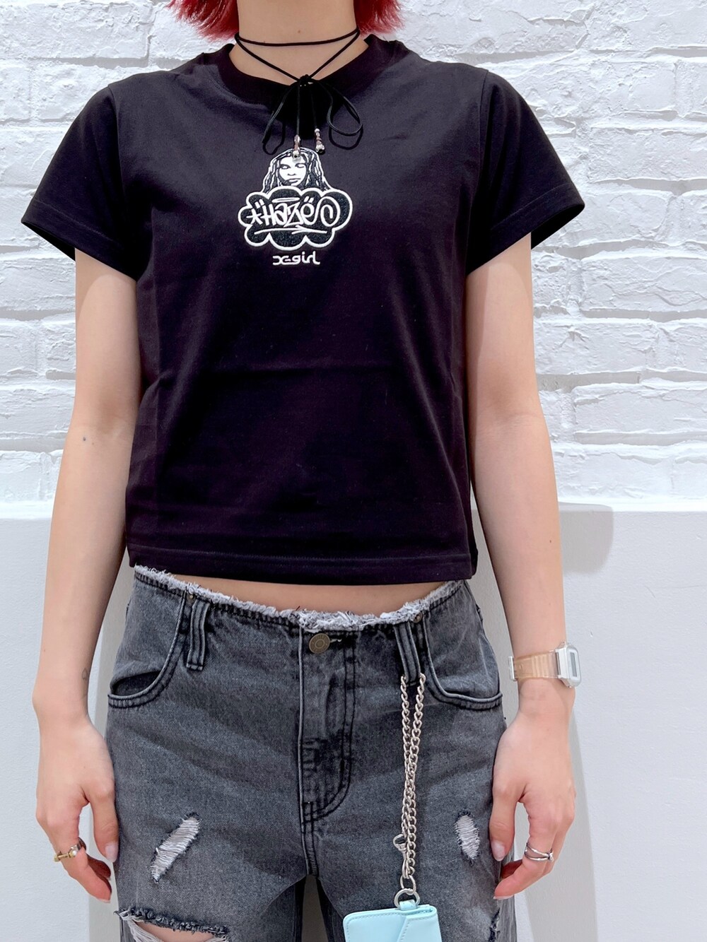 「x-girl、デニムパンツ、ダメージデニムパンツ、パンツスタイル、ブラックコーデ、ショート丈トップス、メンズライク、シンプルコーデ、春夏コーデ、夏コーデ、お出かけコーデ、初夏コーデ、着回しコーデ、おしゃれさんと繋がりたい」｜「X-girlのRIPPED DENIM PANTS（デニムパンツ、ブラック系）」を使った、小島えみるさん（レディース・165cm）の春コーディネートの3枚目の写真