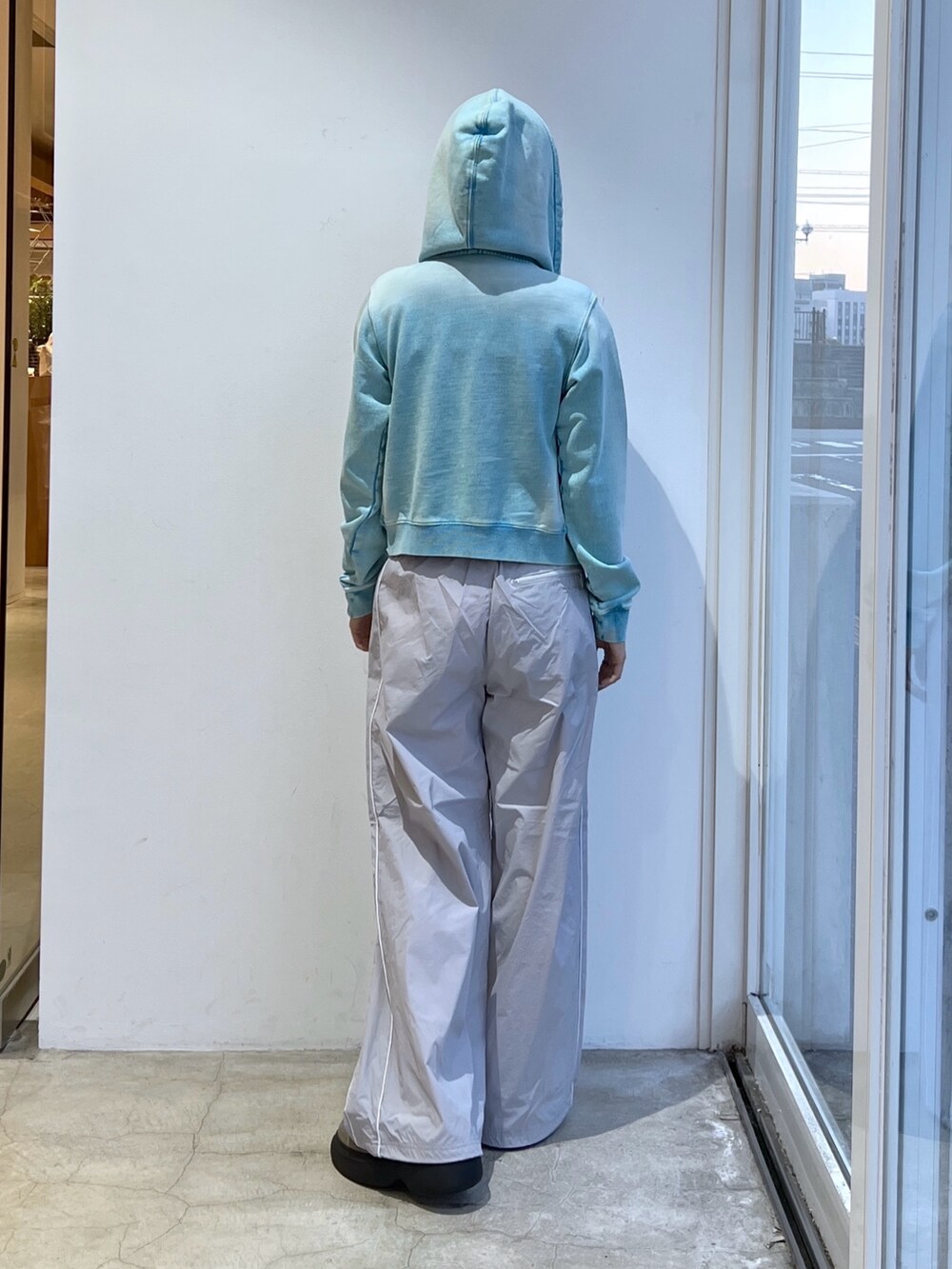 ホワイト系のTシャツ/カットソー、ブルー系のパーカー、グレー系のその他パンツを着用したレディースの春コーディネートの2枚目の写真