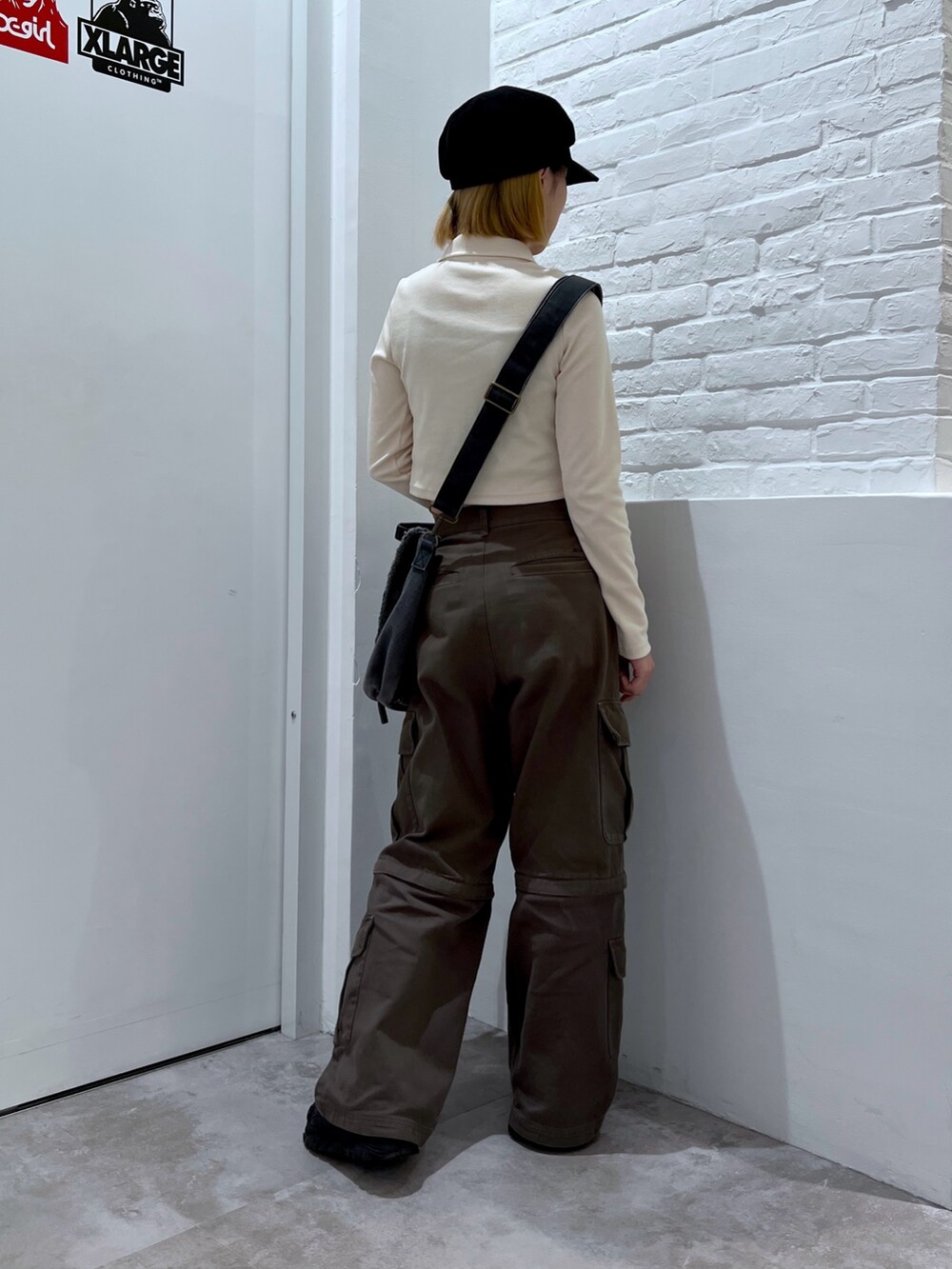 「x-girl、ショルダーバッグ、ストリート、メンズライク、カーゴパンツ、キャスケット、ポロシャツ、おしゃ見えテクニック、秋コーデ、秋色、ootd、オトナカワイイ」|「X-girlのNEWSBOY CAP(キャスケット、ブラック系)」を使った、小島えみるさん(レディース・165cm)の秋コーディネートの2枚目の写真