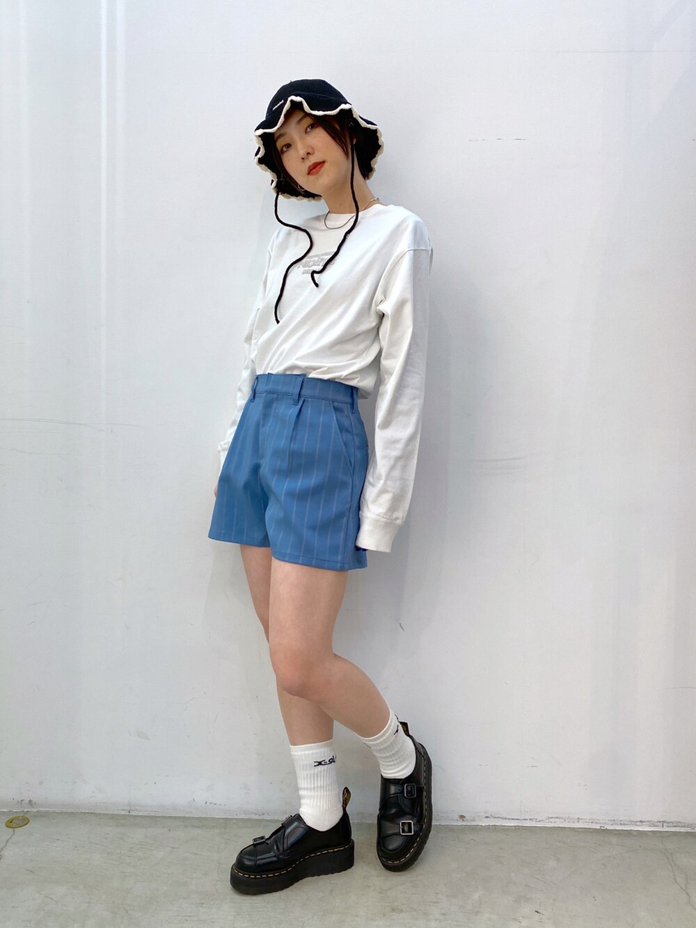 ホワイト系のTシャツ/カットソー、ブルー系のその他パンツ、ホワイト系のソックス/靴下を着用したレディースの冬コーディネートの2枚目の写真