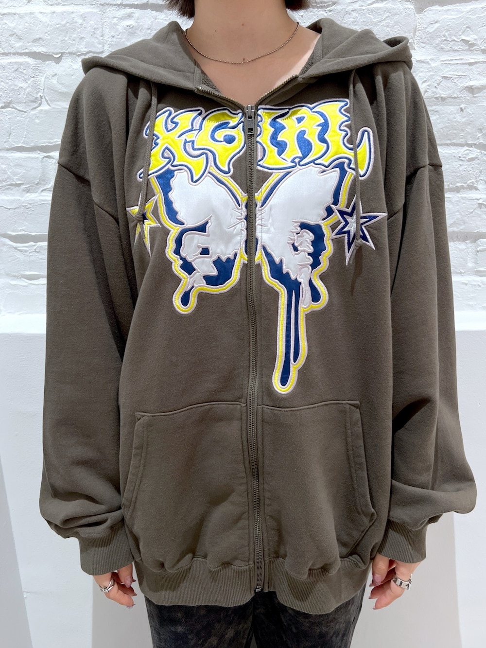 ブラック系のスウェットパンツ、グリーン系のパーカー、ブラック系のニットキャップ/ビーニーを着用したレディースの夏コーディネートの3枚目の写真