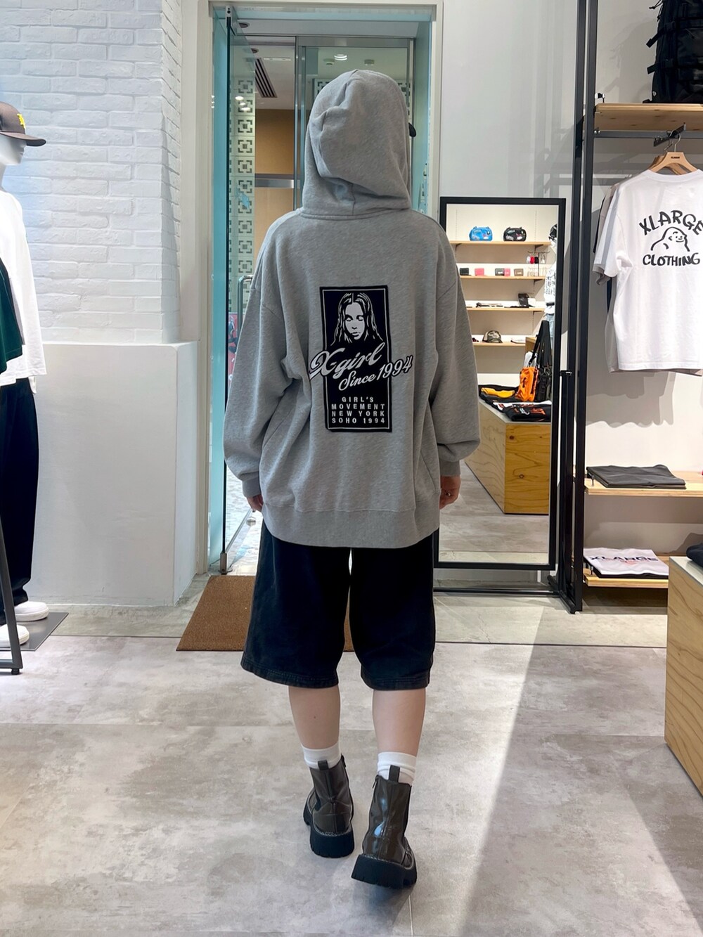 ブラック系のその他パンツ、ホワイト系のTシャツ/カットソー、グレー系のパーカーを着用したレディースの夏コーディネートの2枚目の写真