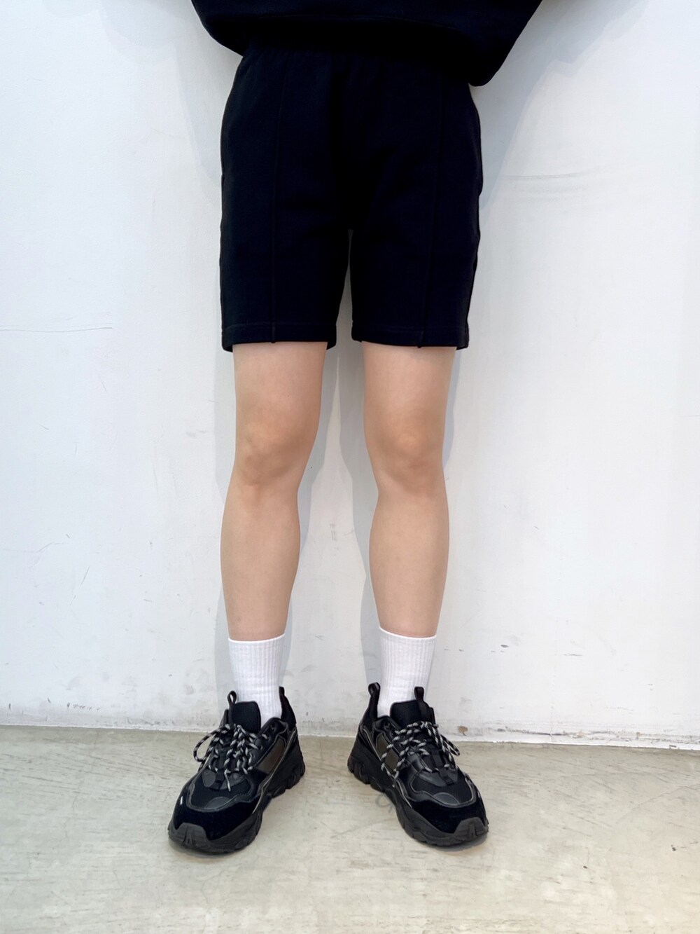 ブラック系のスウェットパンツ、パープル系のハンドバッグ、ブラック系のパーカーを着用したレディースの秋コーディネートの4枚目の写真