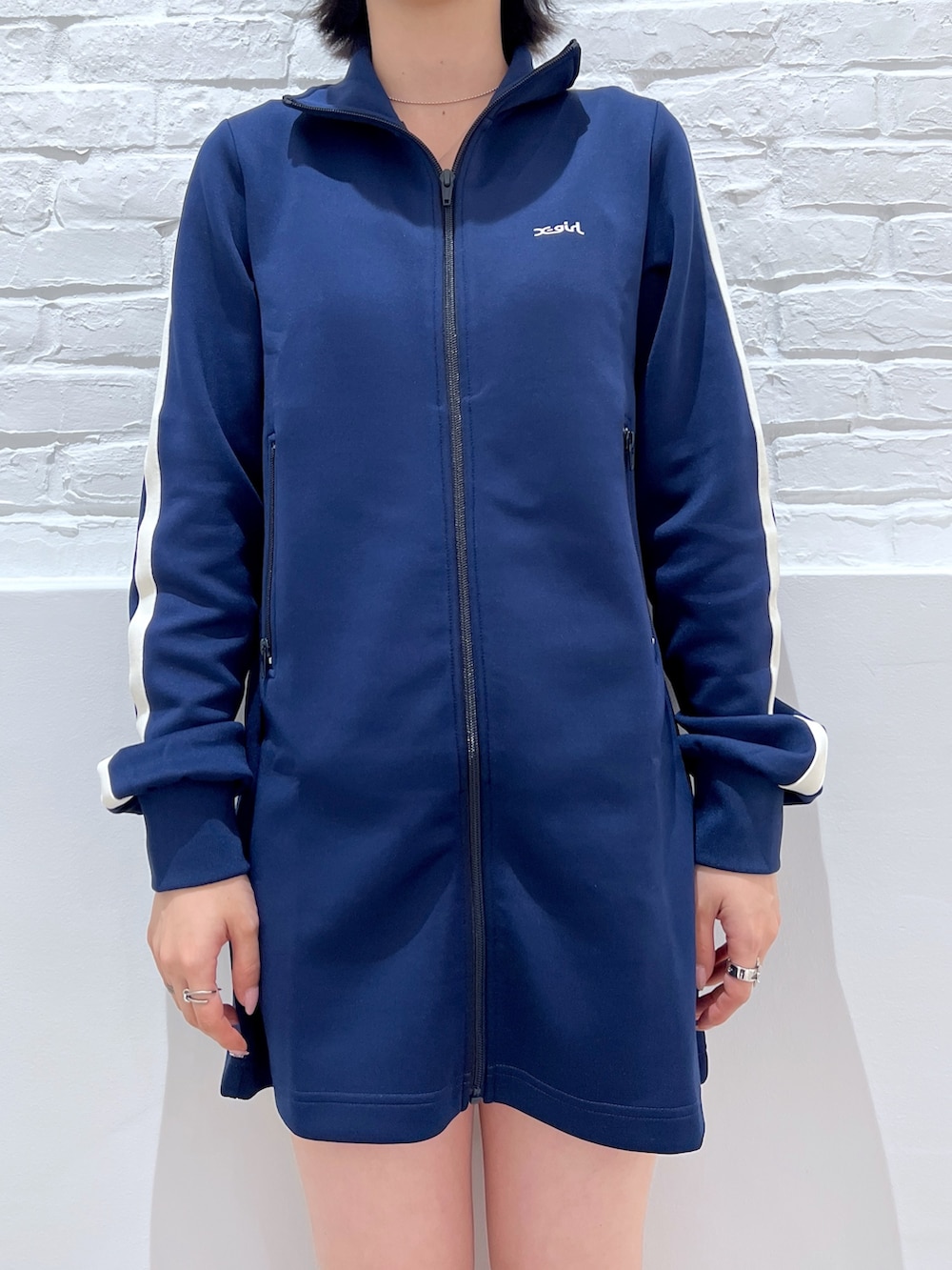 ブルー系のワンピース、ホワイト系のトートバッグ、ブラック系のキャスケットを着用したレディースの秋コーディネートの3枚目の写真