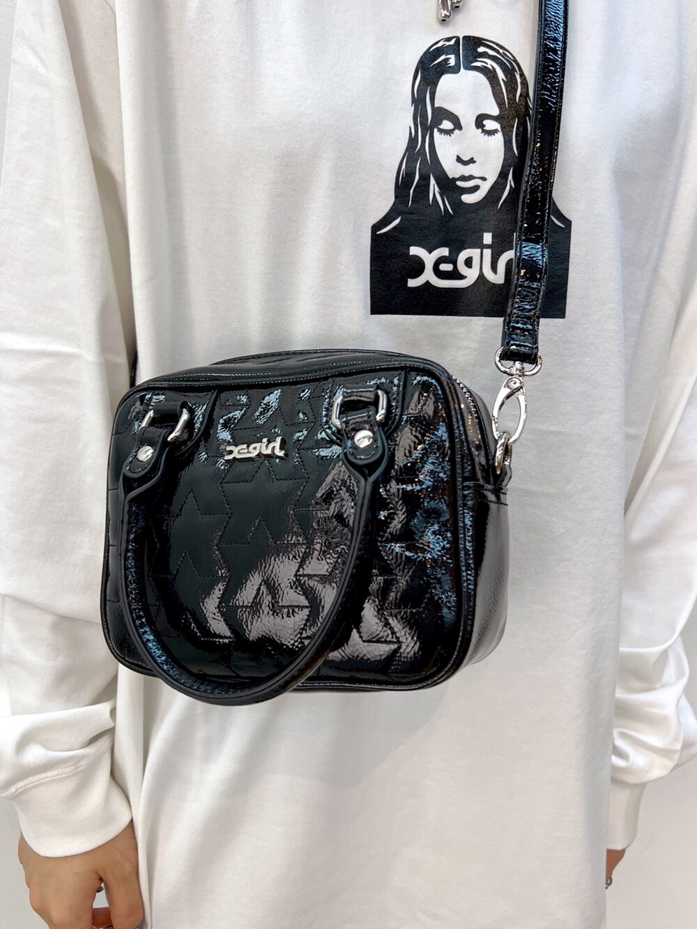 ブラック系のブーツ、グレー系のスウェットパンツ、ホワイト系のTシャツ/カットソーを着用したレディースの秋コーディネートの4枚目の写真