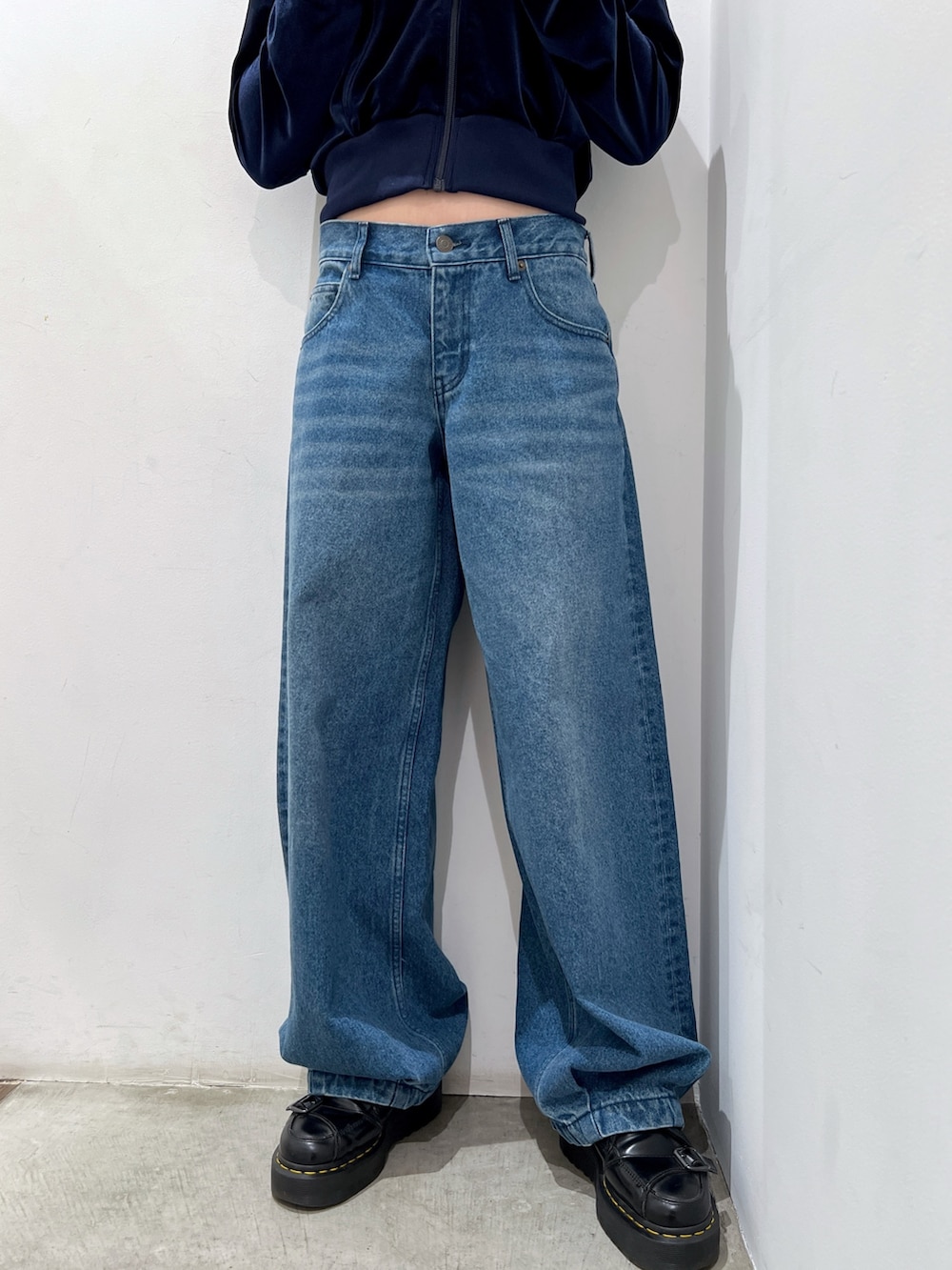 ブルー系のデニムパンツ、ブルー系のパーカー、ホワイト系のニットキャップ/ビーニーを着用したレディースの秋コーディネートの4枚目の写真