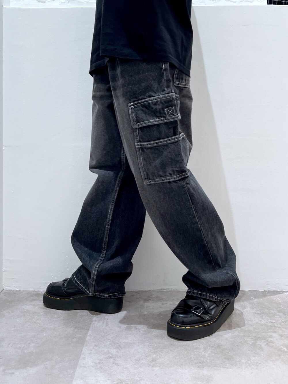 ブラック系のTシャツ/カットソー、ブラック系のカーゴパンツ、グレー系のニットキャップ/ビーニーを着用したレディースの夏コーディネートの5枚目の写真