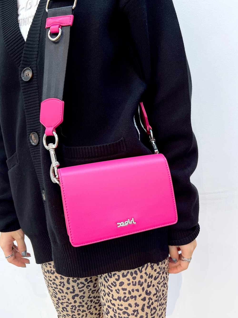 ブラック系のカーディガン/ボレロ、ホワイト系のTシャツ/カットソー、ピンク系のショルダーバッグを着用したレディースの秋コーディネートの6枚目の写真