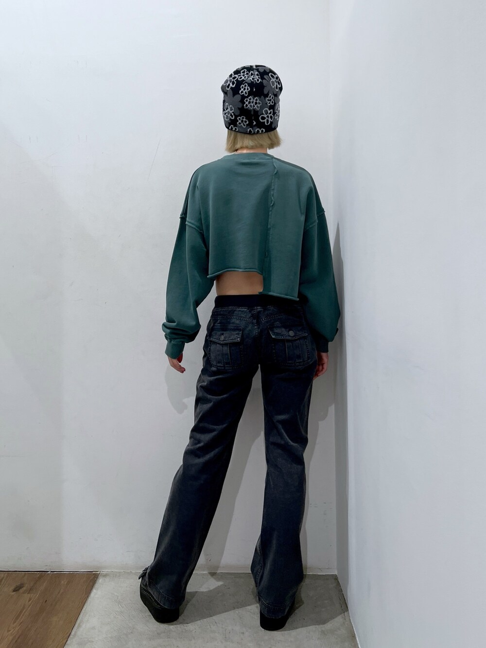 ブラック系のその他パンツ、グリーン系のスウェット、ブラック系のニットキャップ/ビーニーを着用したレディースの秋コーディネートの2枚目の写真