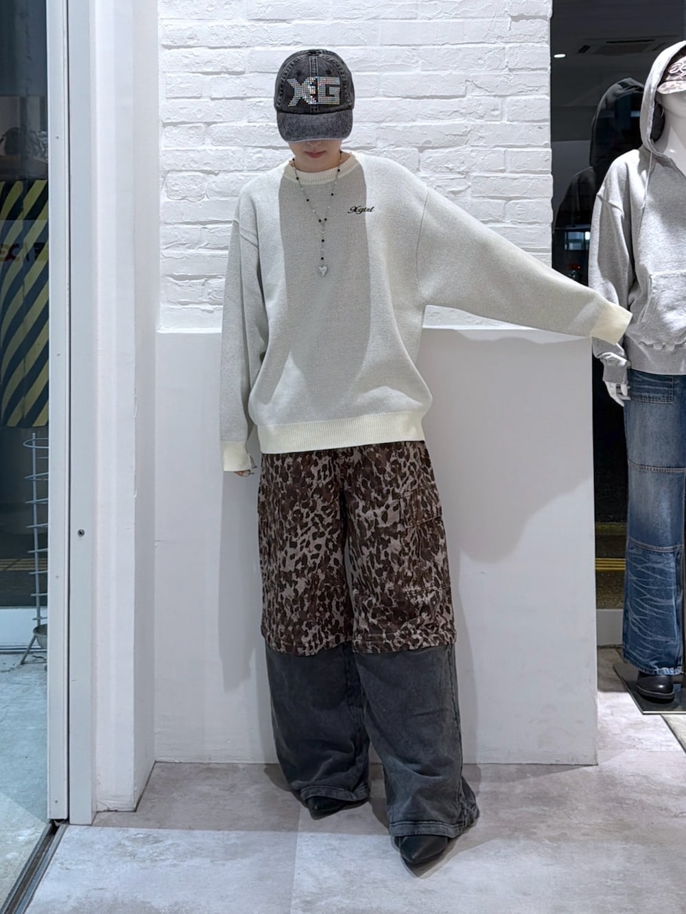 その他のカーゴパンツ、ホワイト系のニット/セーター、ブラック系のキャップを着用したレディースの秋コーディネートの2枚目の写真