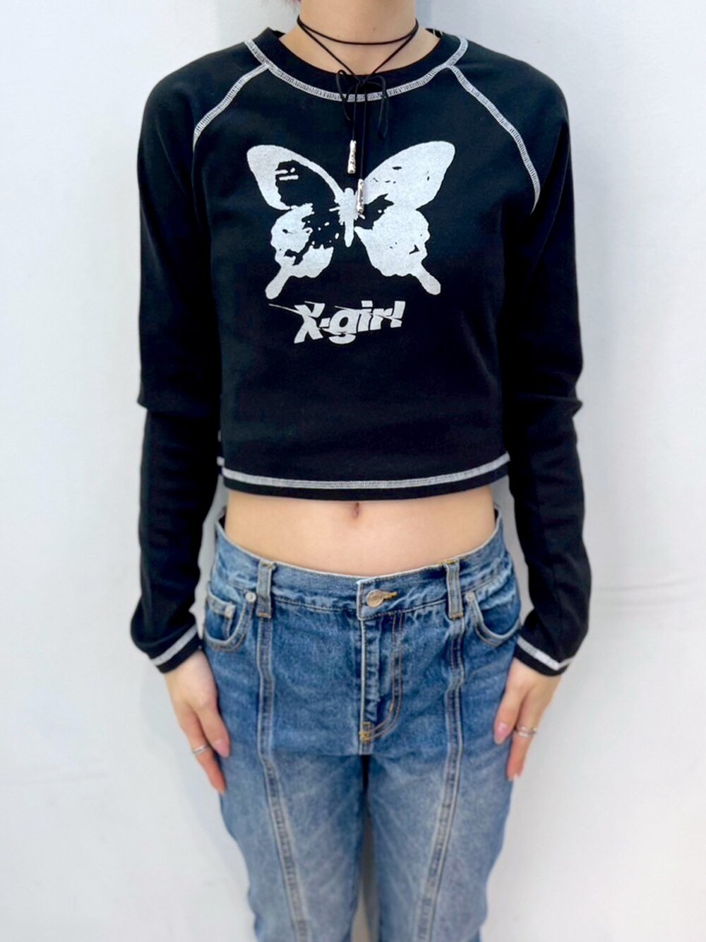「x-girl、ストリート、ファッションを楽しもう、ビッグシルエット、ショート丈トップス、MA-1、ジャケット、ジャケットスタイル、デニムパンツ、パンツスタイル、ムートンブーツ、冬コーデ、マイベストコーデ2023」｜「X-girlのSIDE ZIP DENIM PANTS（デニムパンツ、ブルー系）」を使った、小島えみるさん（レディース・165cm）の秋コーディネートの6枚目の写真