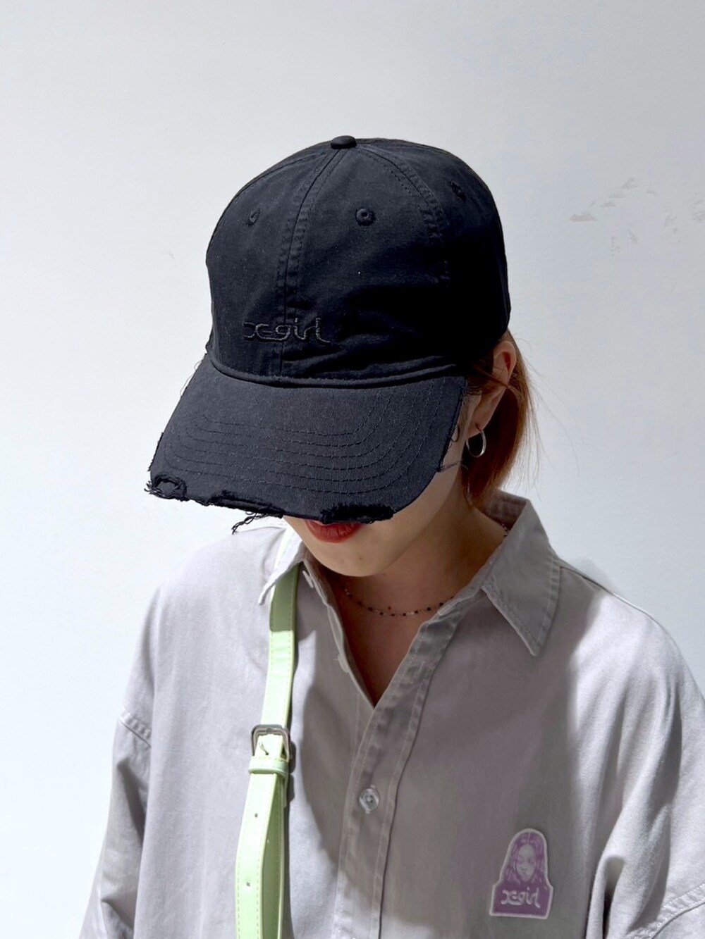 グレー系のその他パンツ、グレー系のシャツ/ブラウス、グリーン系のショルダーバッグを着用したレディースの春コーディネートの6枚目の写真