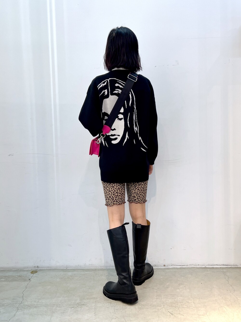 ブラック系のカーディガン/ボレロ、ホワイト系のTシャツ/カットソー、ピンク系のショルダーバッグを着用したレディースの秋コーディネートの2枚目の写真