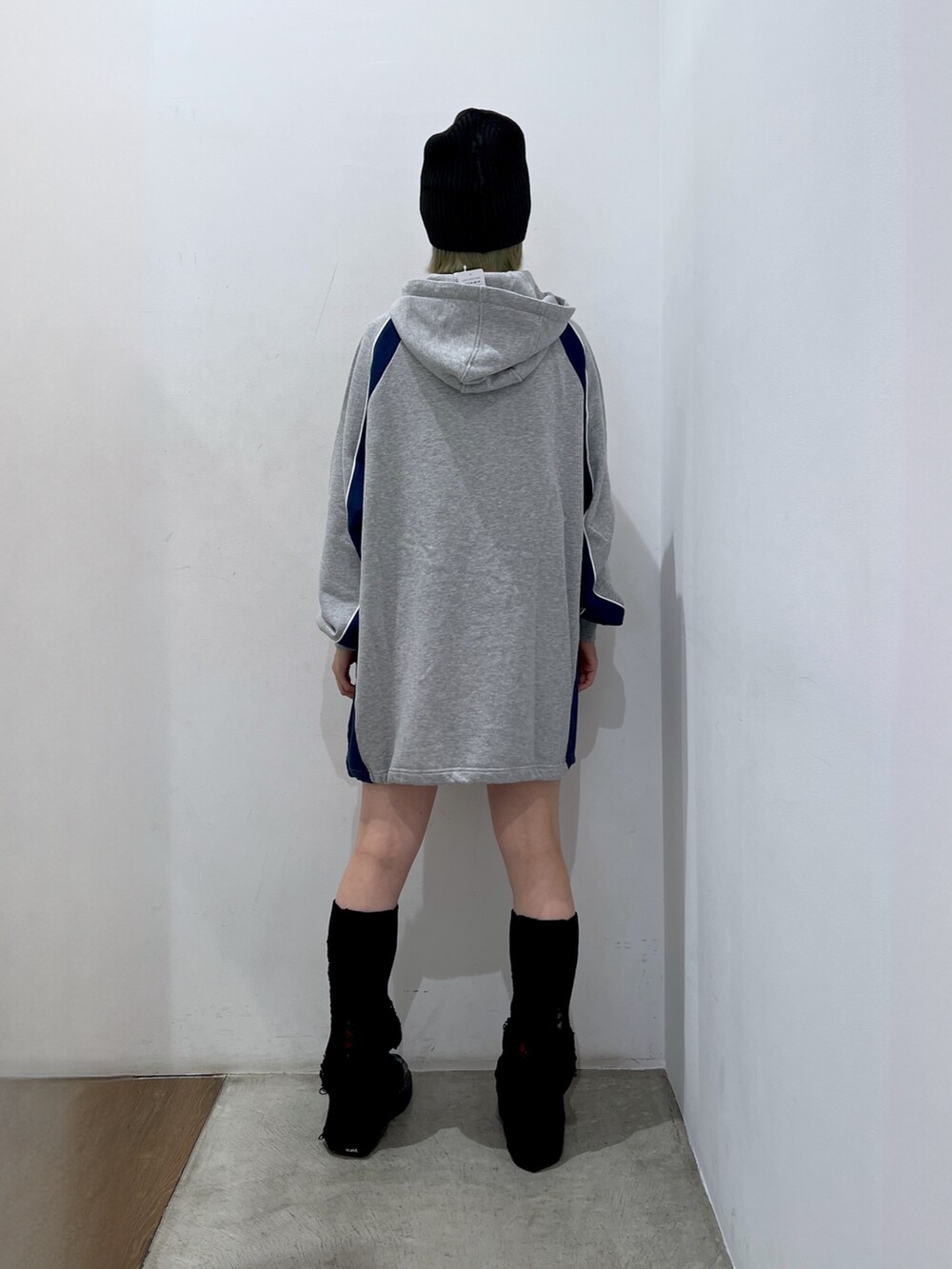 「x-girl、ワンピース、ストリート、スウェット、ニット帽、レッグウォーマー、y2k、秋っぽコーデ更新中、秋服、休日スタイル、厚底シューズ」｜「X-girlのDISTRESSED LEG WARMER（レッグウォーマー、ブラック系）」を使った、Emiruさん（レディース・165cm）の秋コーディネートの2枚目の写真