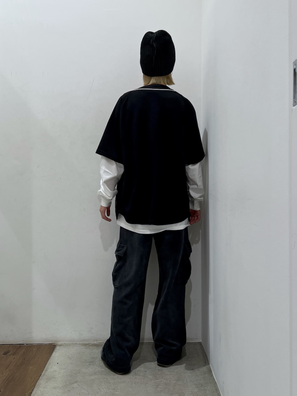 ブラック系のスウェットパンツ、ホワイト系のTシャツ/カットソー、ブラック系のシャツ/ブラウスを着用したレディースの秋コーディネートの2枚目の写真