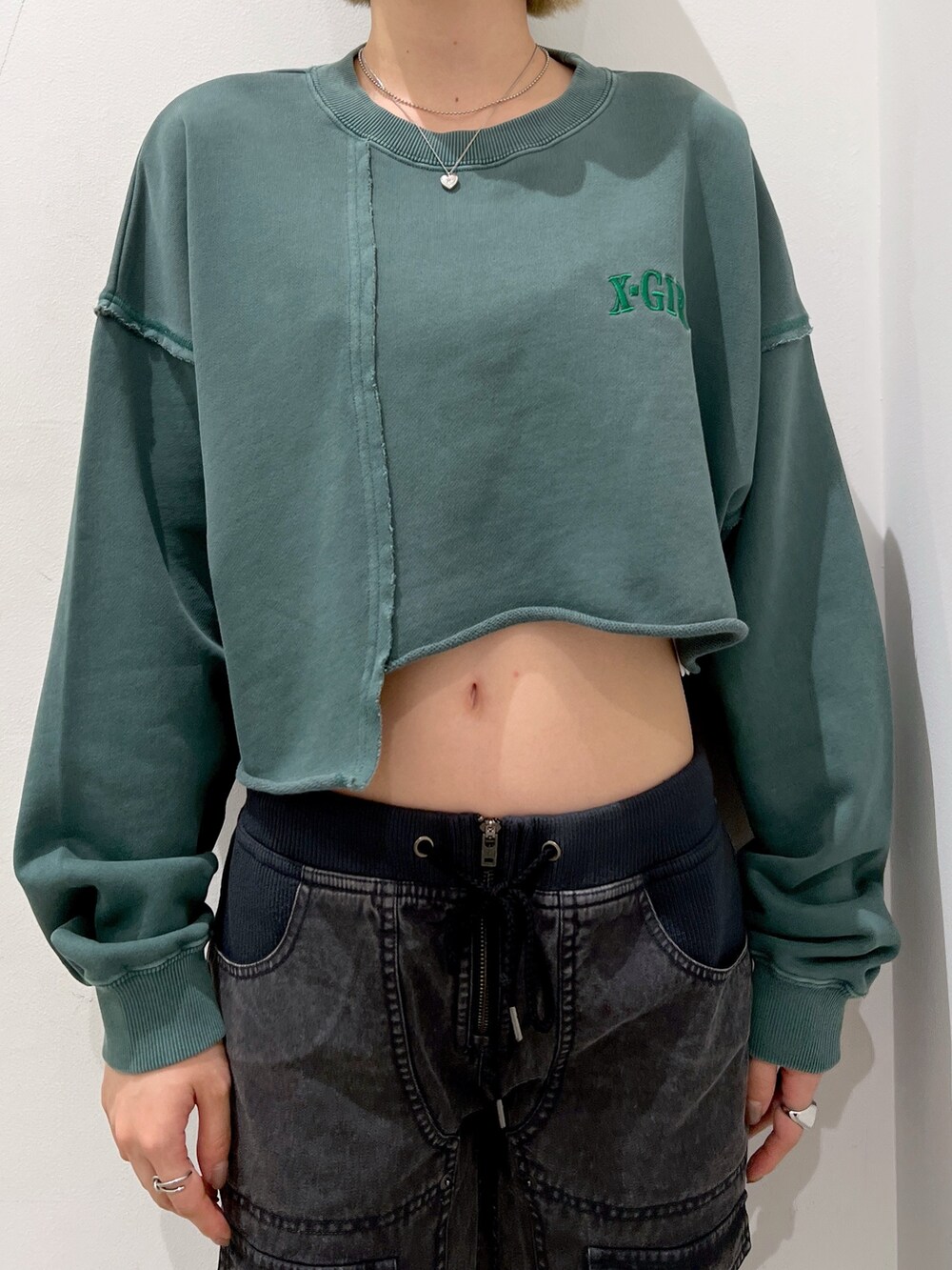 ブラック系のその他パンツ、グリーン系のスウェット、ブラック系のニットキャップ/ビーニーを着用したレディースの秋コーディネートの3枚目の写真