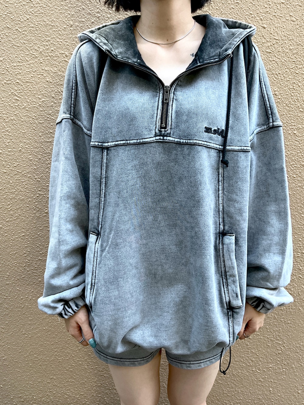 ブラック系のスウェットパンツ、ブラック系のパーカー、ブラック系のバックパック/リュックを着用したレディースの夏コーディネートの3枚目の写真