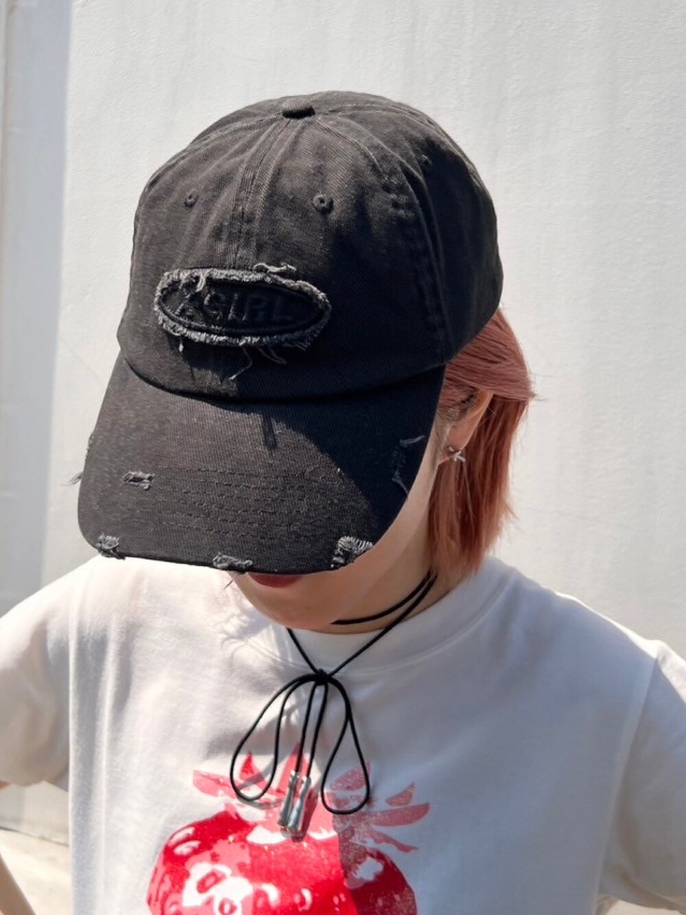 グレー系のカーゴパンツ、ホワイト系のTシャツ/カットソー、グレー系のキャップを着用したレディースの夏コーディネートの6枚目の写真