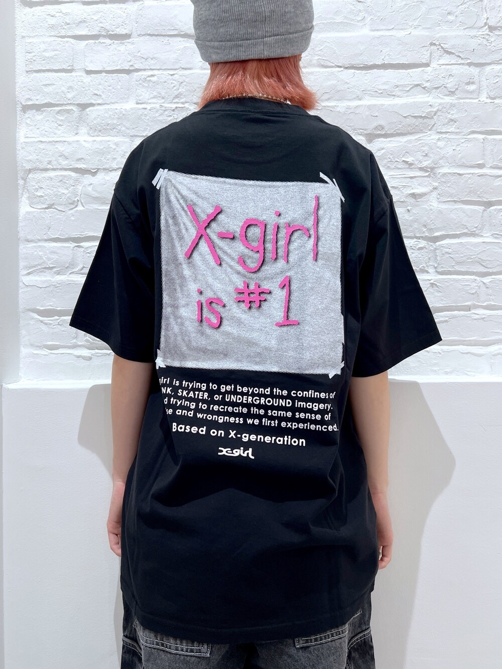 ブラック系のTシャツ/カットソー、ブラック系のカーゴパンツ、グレー系のニットキャップ/ビーニーを着用したレディースの夏コーディネートの3枚目の写真