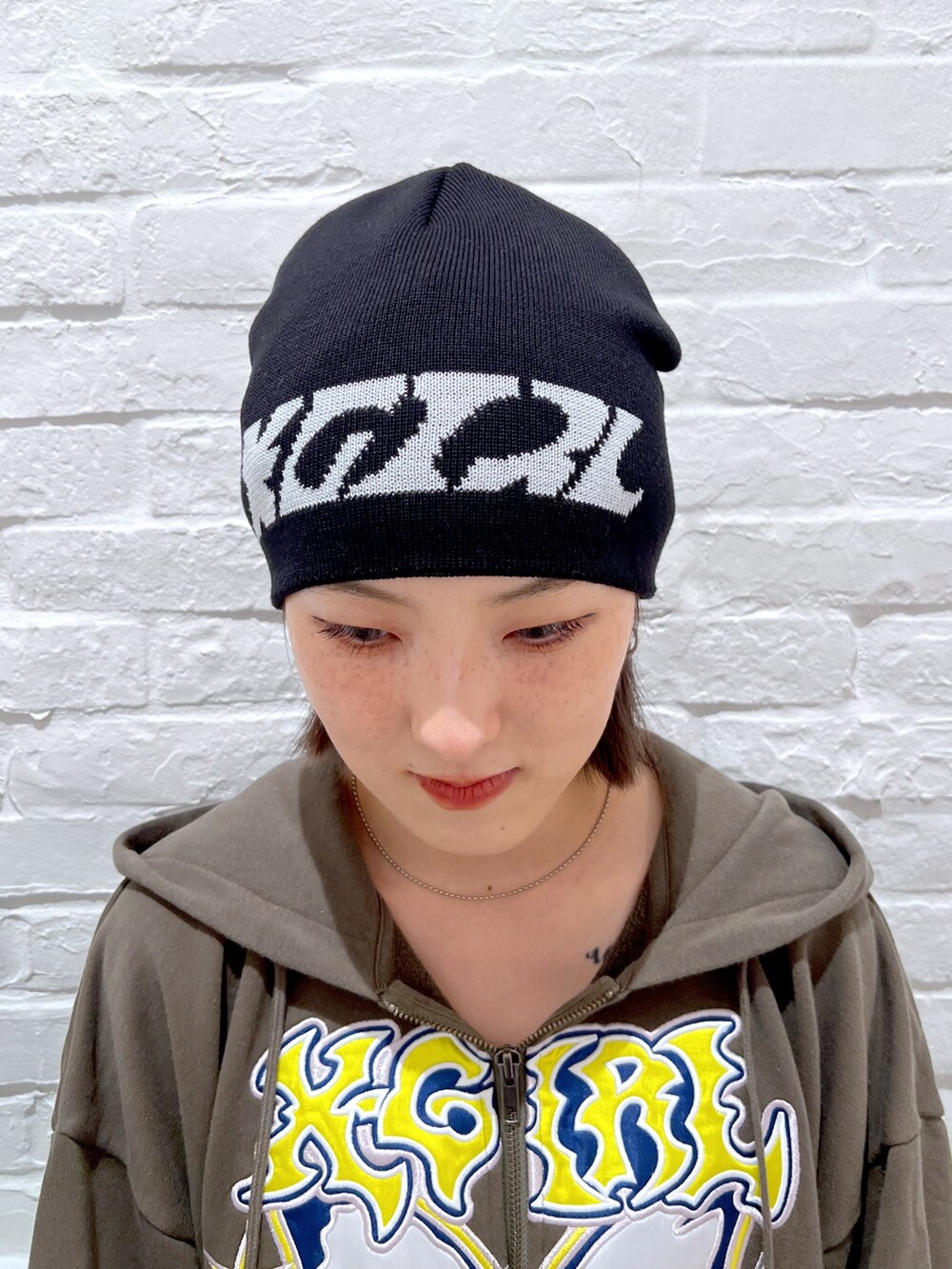 ブラック系のスウェットパンツ、グリーン系のパーカー、ブラック系のニットキャップ/ビーニーを着用したレディースの夏コーディネートの6枚目の写真