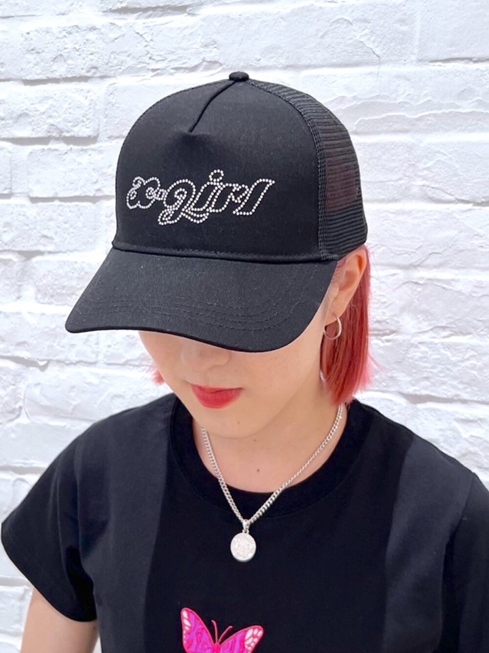 ブルー系のデニムパンツ、ブラック系のTシャツ/カットソー、シルバー系のネックレスを着用したレディースの春コーディネートの7枚目の写真