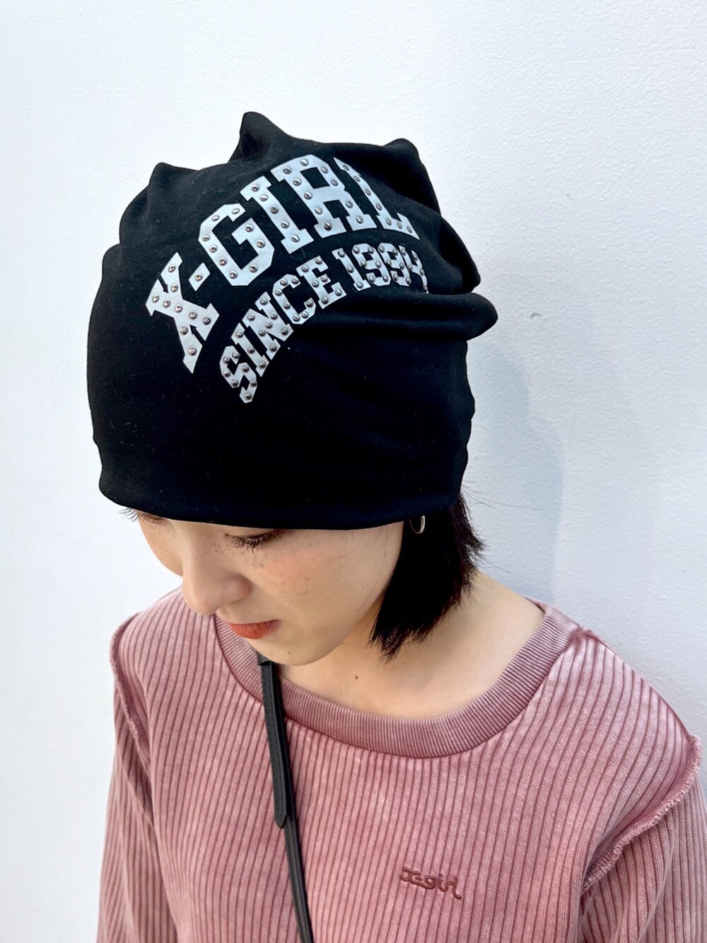 ブラウン系のTシャツ/カットソー、ブルー系のデニムパンツ、ブラック系のニットキャップ/ビーニーを着用したレディースの秋コーディネートの6枚目の写真