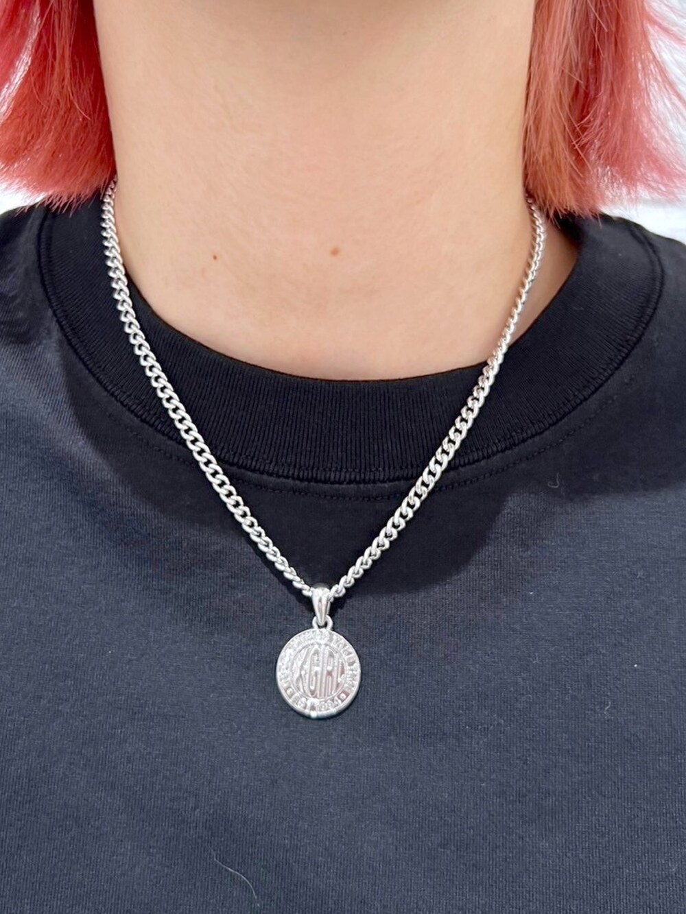 グレー系のスウェットパンツ、ブラック系のTシャツ/カットソー、ブラック系のキャップを着用したレディースの春コーディネートの7枚目の写真