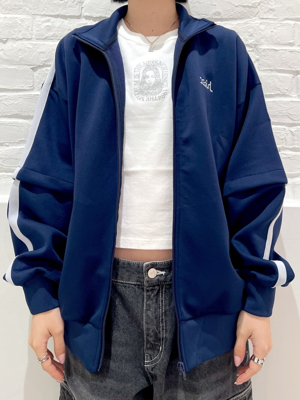 ブラック系のカーゴパンツ、ホワイト系のTシャツ/カットソー、ブルー系のジャージを着用したレディースの夏コーディネートの3枚目の写真