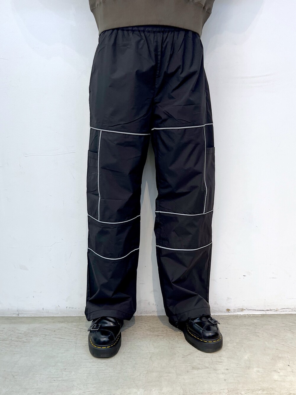 ブラック系のその他パンツ、グリーン系のスウェット、ホワイト系のハットを着用したレディースの秋コーディネートの6枚目の写真