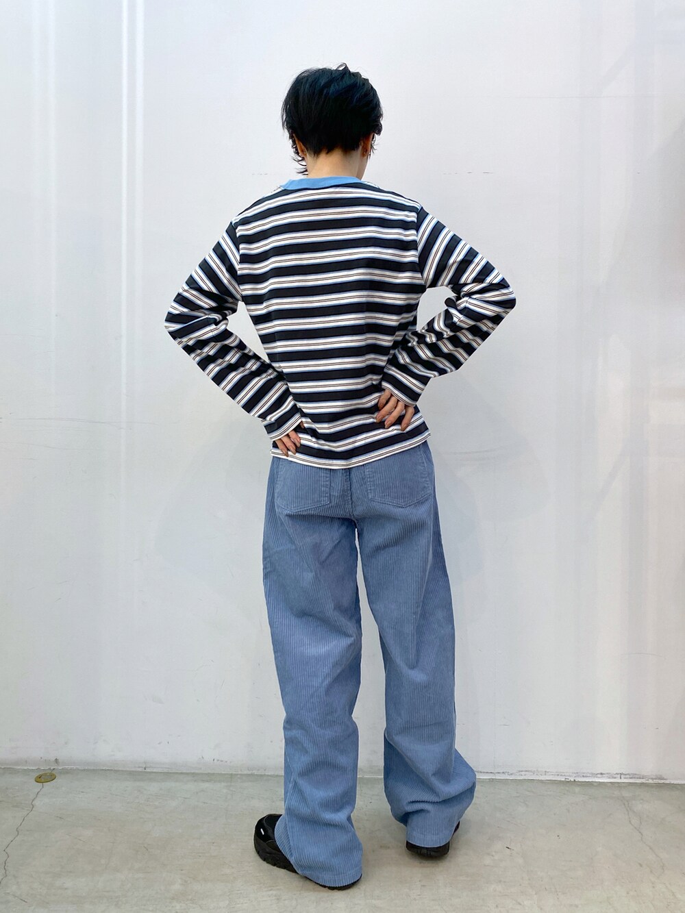 ブルー系のその他パンツ、グレー系のTシャツ/カットソー、ブラック系のショルダーバッグを着用したレディースの冬コーディネートの5枚目の写真