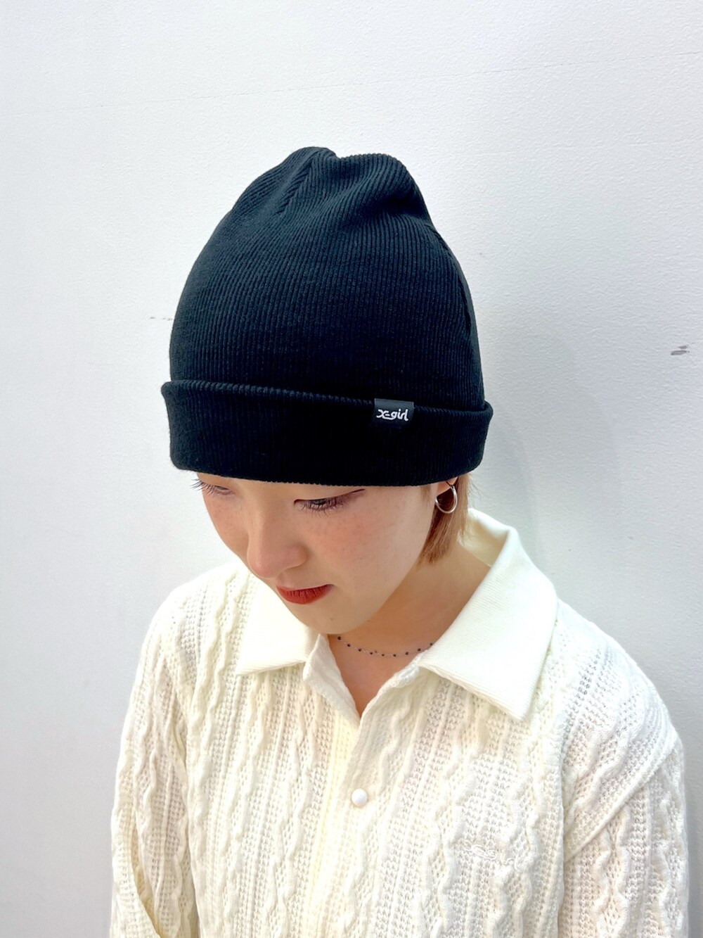 ブラック系のデニムパンツ、グリーン系のショルダーバッグ、ホワイト系のシャツ/ブラウスを着用したレディースの春コーディネートの5枚目の写真