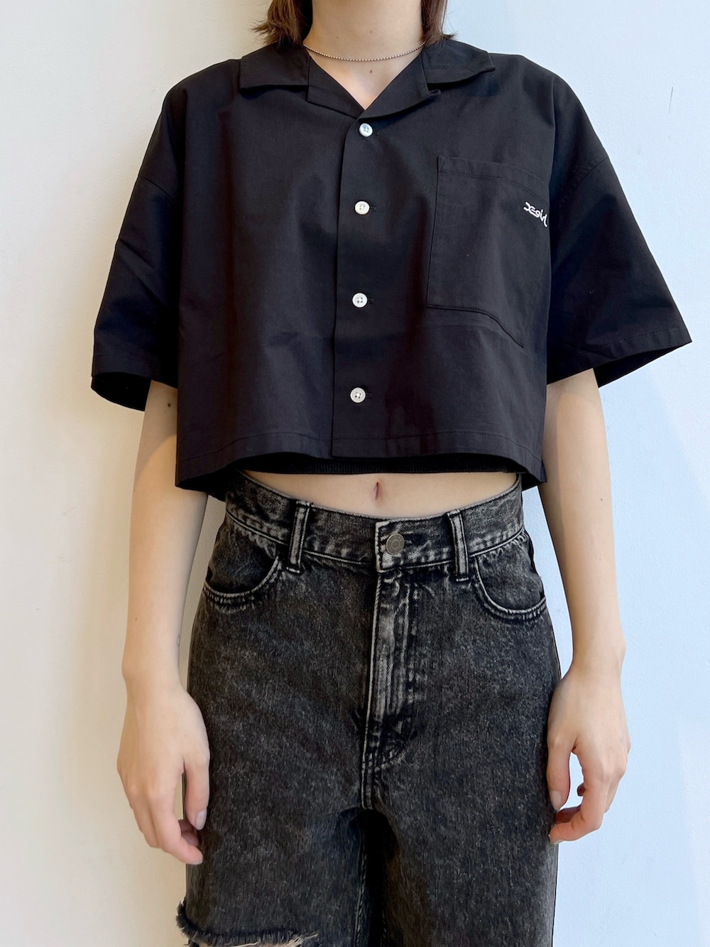 ブラック系のデニムパンツ、ブラック系のシャツ/ブラウス、ブラック系のニットキャップ/ビーニーを着用したレディースの春コーディネートの3枚目の写真